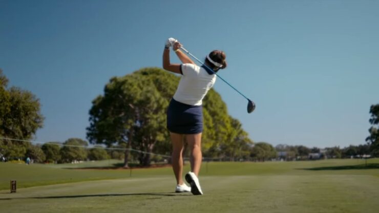 woman play golf