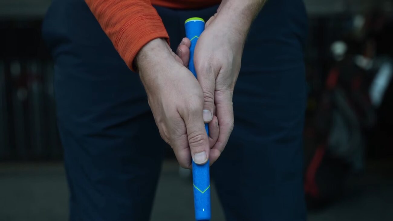 man holding putter grip